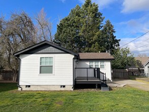 484 D St in Independence, OR - Building Photo - Building Photo