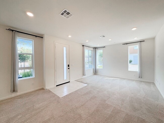 1068 Kendale Wy in Vista, CA - Foto de edificio - Building Photo