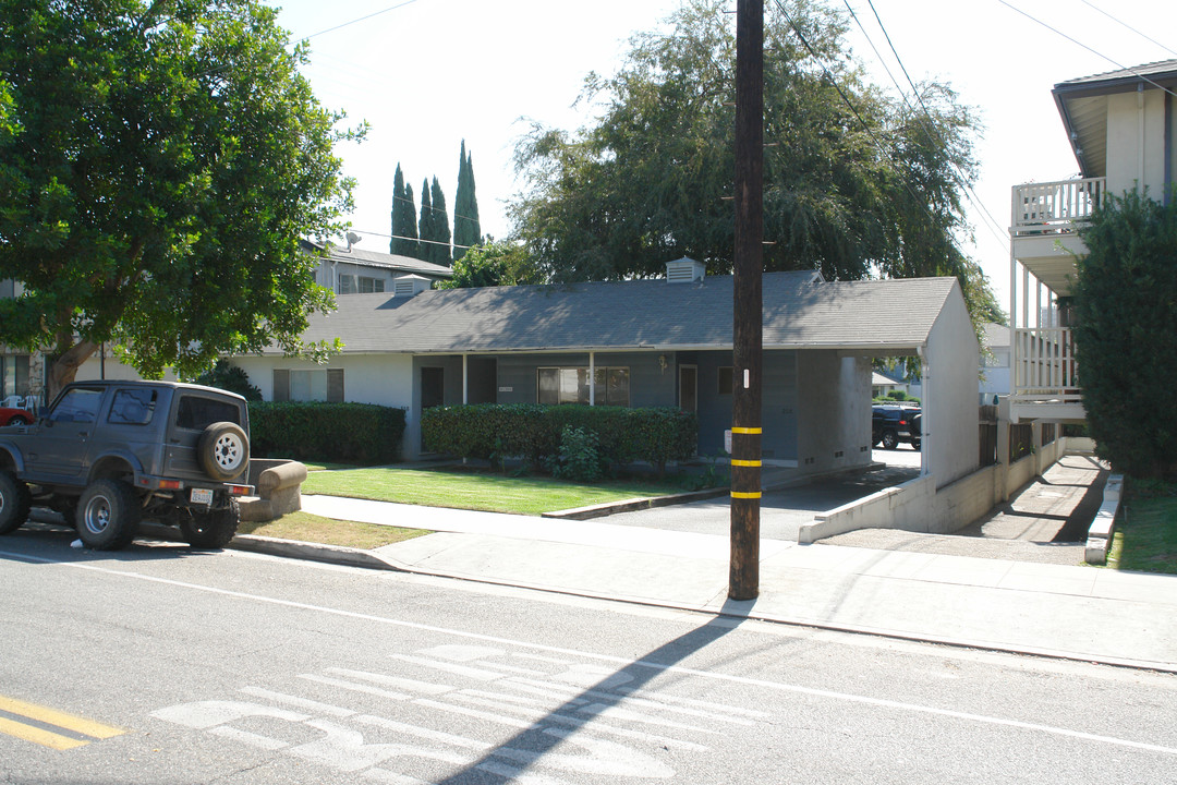 208 E Stocker St in Glendale, CA - Building Photo