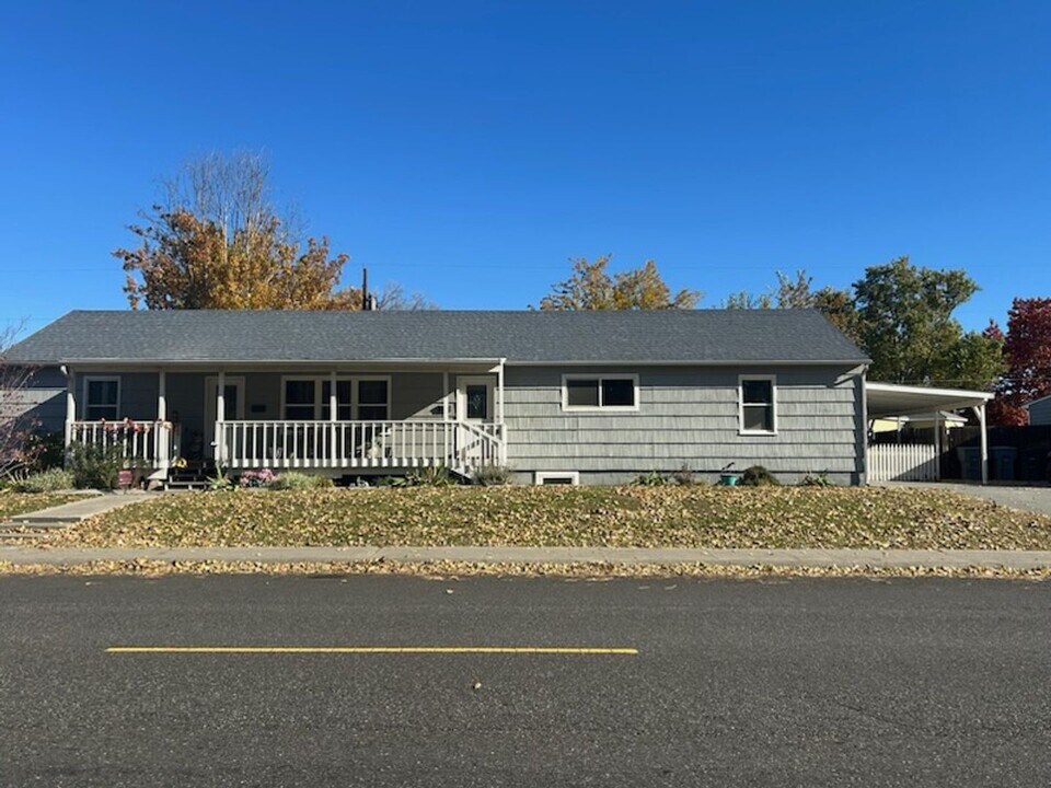 224-226 Goethals Dr in Richland, WA - Foto de edificio