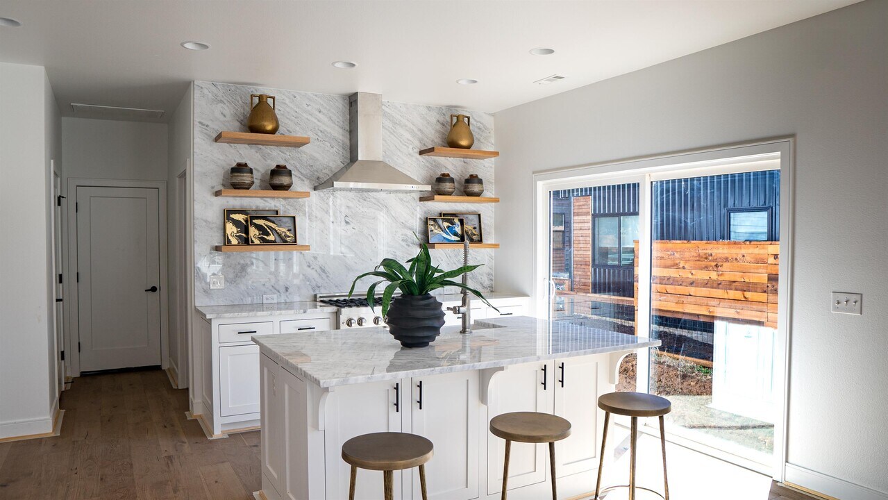 1047 S Hollywood Ave in Fayetteville, AR - Building Photo