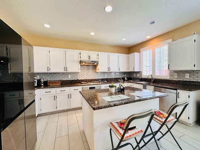 1 private in Hesperia, CA - Building Photo - Building Photo