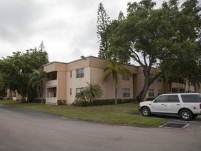 Sabal Pointe in Palm Springs, FL - Building Photo - Building Photo