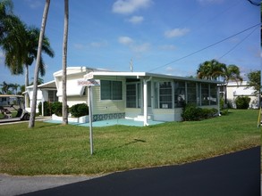 Orange Harbor Mobile Home & RV Park in Ft. Myers, FL - Foto de edificio - Building Photo