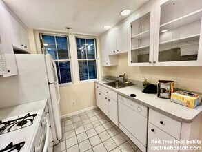 108 Myrtle St, Unit A in Boston, MA - Building Photo - Building Photo