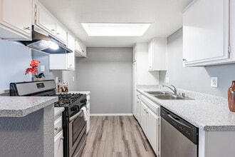 Rollingwood in West Covina, CA - Building Photo - Interior Photo