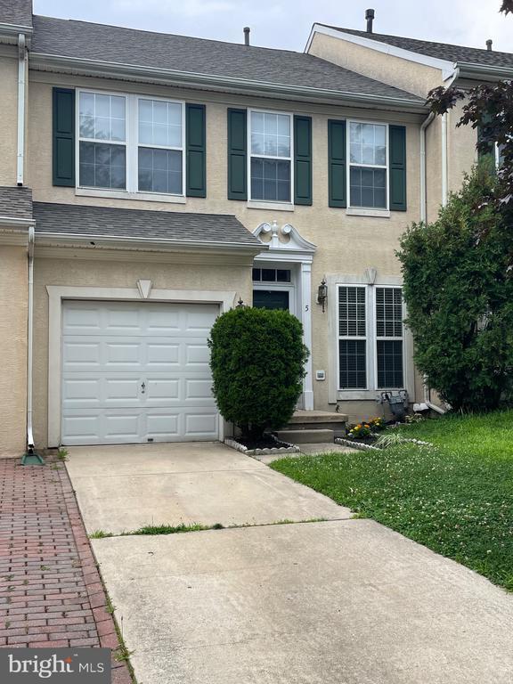 property at 5 Bridle Ct