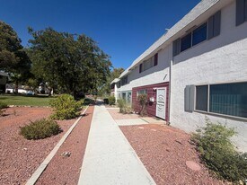 723 Greenbriar Townhouse Way in Las Vegas, NV - Building Photo