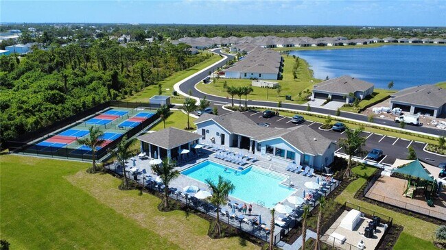 8225 Shr Lk Dr in Englewood, FL - Building Photo - Building Photo