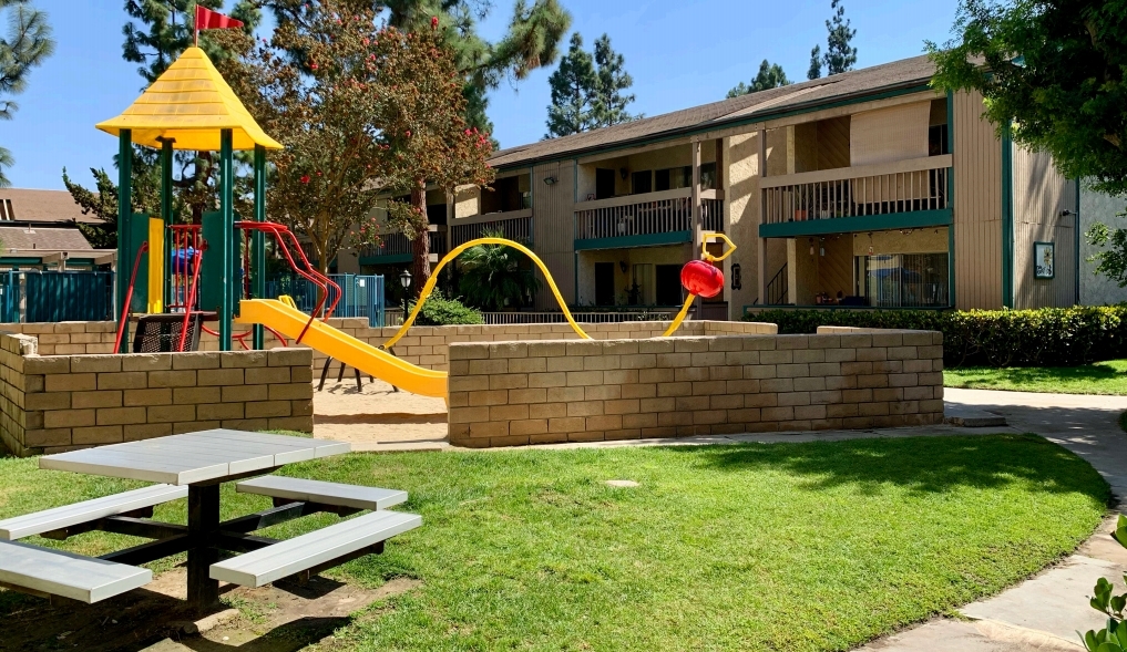 Daisy Apartments in Garden Grove, CA - Building Photo