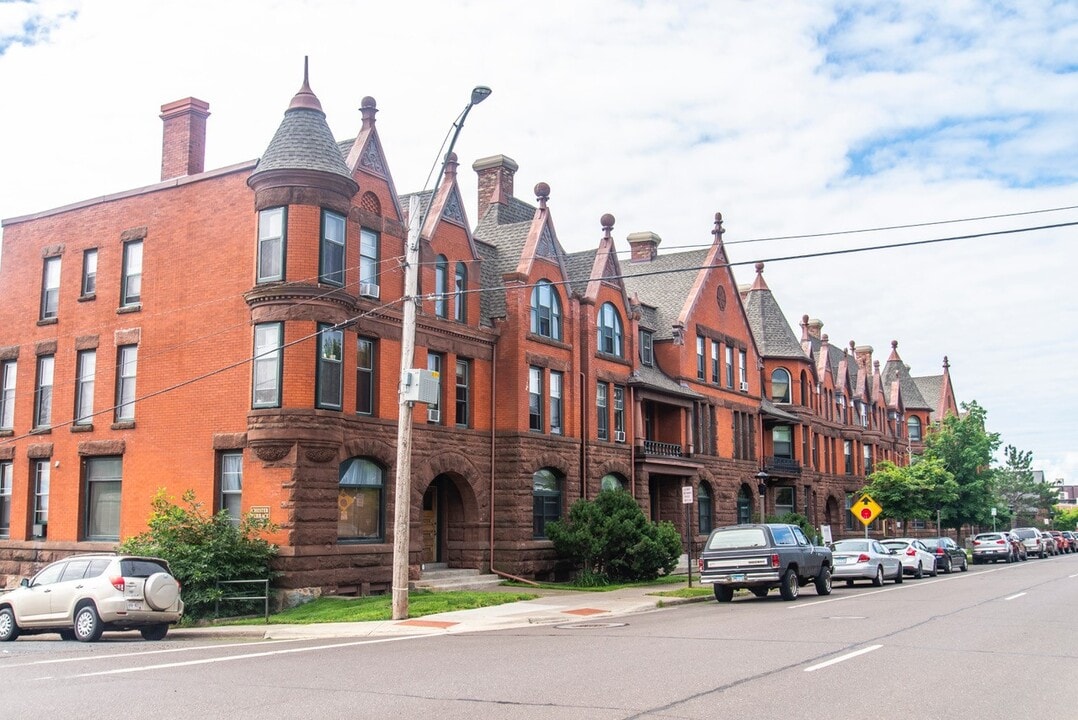 Chester Terrace in Duluth, MN - Foto de edificio