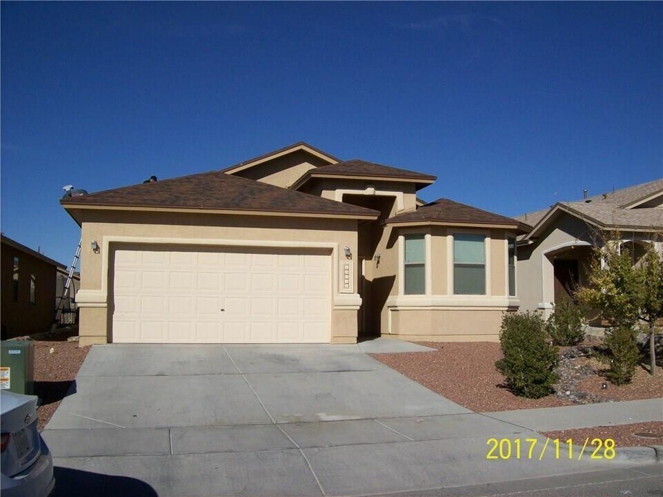 13141 Saker Dr in Horizon City, TX - Foto de edificio