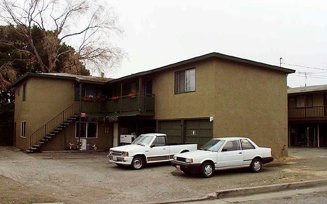 325 Pierce Rd in Menlo Park, CA - Foto de edificio - Building Photo