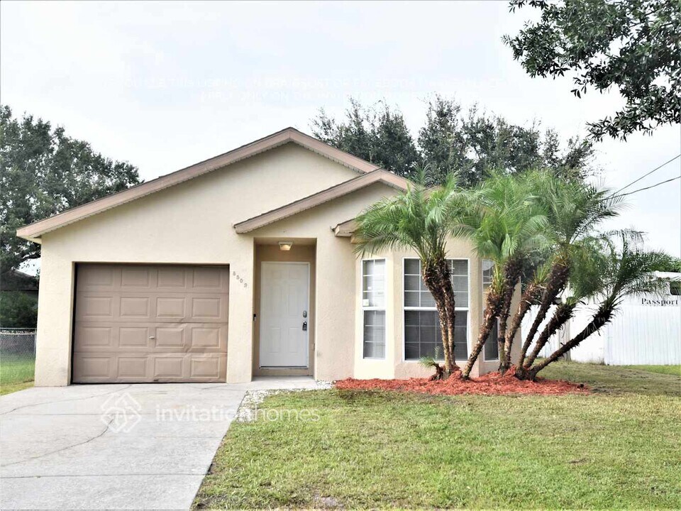 8509 Blackberry Ave in Orlando, FL - Foto de edificio