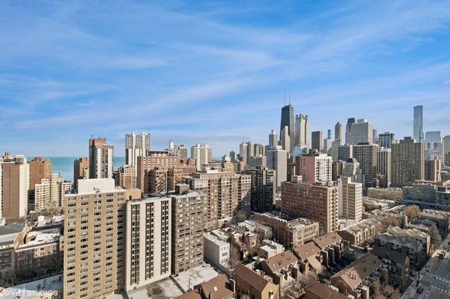 1355 N Sandburg Terrace in Chicago, IL - Building Photo - Building Photo