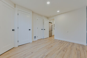 2147 6th Ave W, Unit 1 in Seattle, WA - Foto de edificio - Building Photo