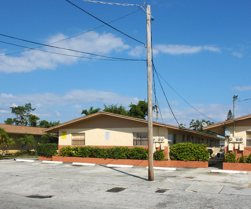 108-128 NW 2nd Ave in Hallandale Beach, FL - Foto de edificio