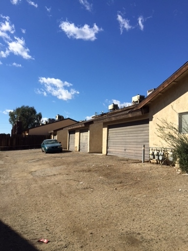 4401 Tierra Verde St in Bakersfield, CA - Foto de edificio - Building Photo