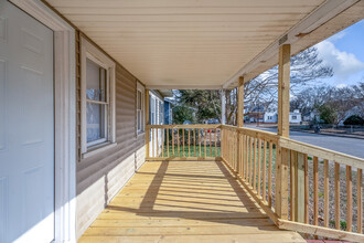 703 E Poythress St in Hopewell, VA - Foto de edificio - Building Photo