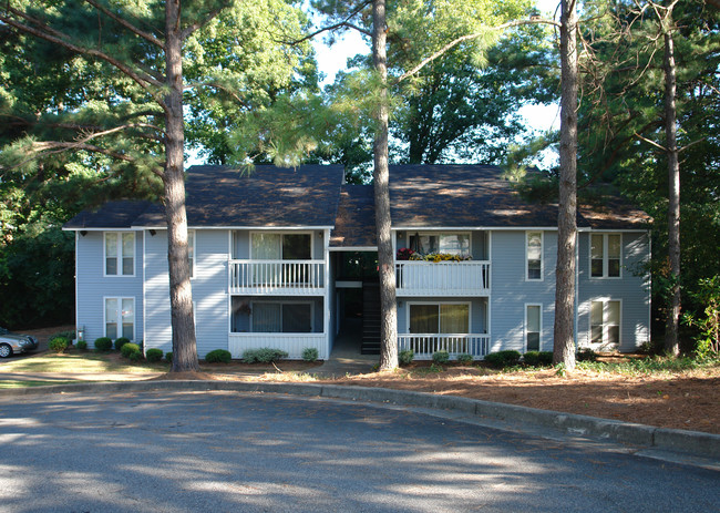 10520 Clara Dr in Roswell, GA - Foto de edificio - Building Photo