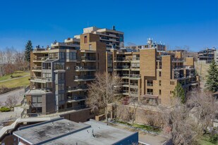 Holly Point in Calgary, AB - Building Photo