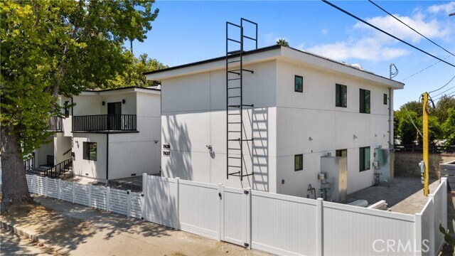 7439 Ranchito Ave in Los Angeles, CA - Foto de edificio - Building Photo