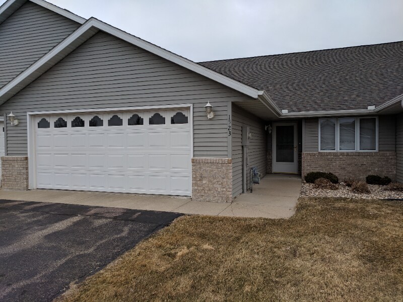 1523 Pohl Rd in Mankato, MN - Building Photo