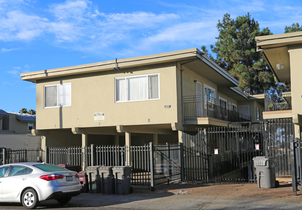 9829 Macarthur Blvd in Oakland, CA - Building Photo