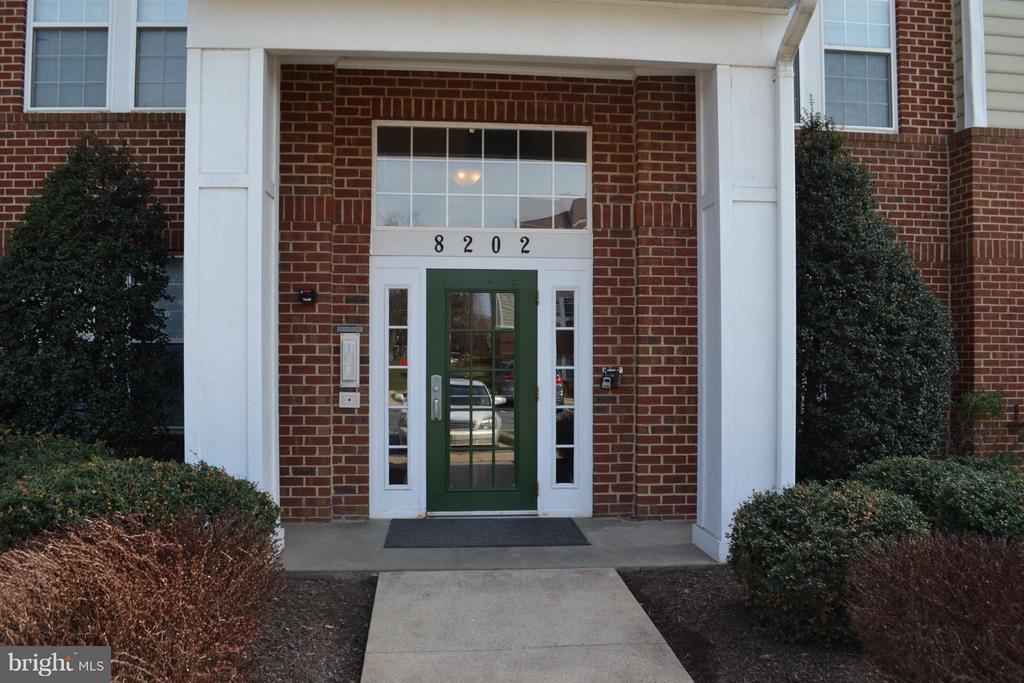 8202 Blue Heron Dr in Frederick, MD - Building Photo