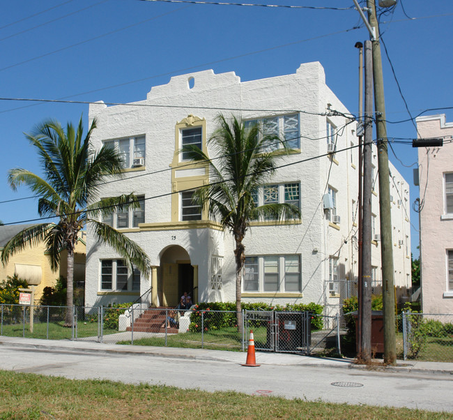 75 Glen Royal Pky in Miami, FL - Foto de edificio - Building Photo