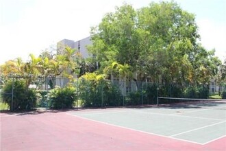 8735 Ramblewood Dr in Coral Springs, FL - Building Photo - Building Photo