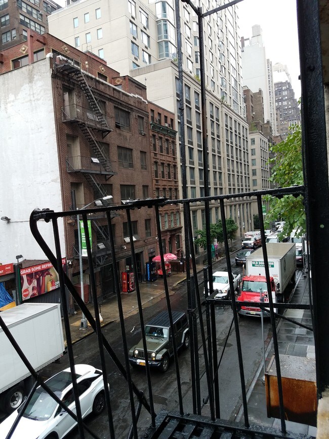 354 W 37th St