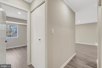 5806 Cove Landing Rd in Burke, VA - Building Photo - Building Photo