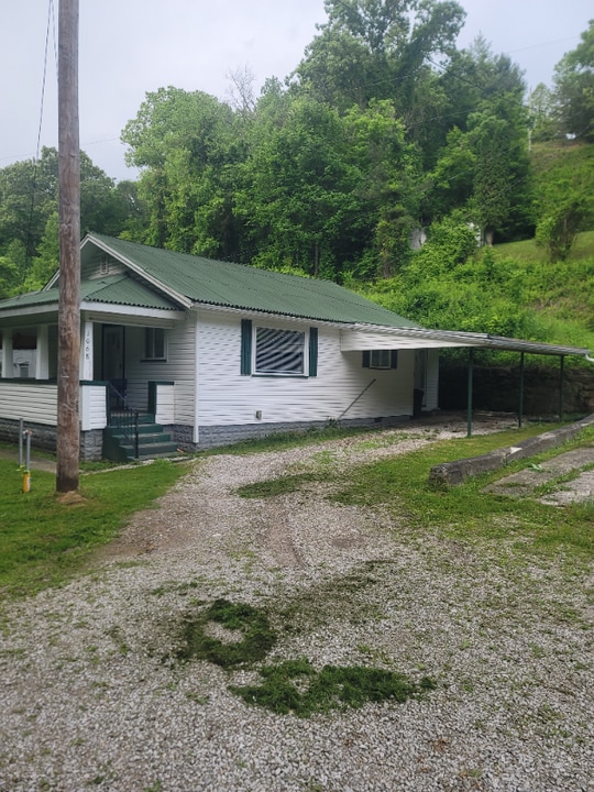 1068 Willow Dr in Charleston, WV - Building Photo