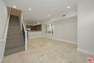 2020 Holly Dr in Los Angeles, CA - Building Photo - Building Photo