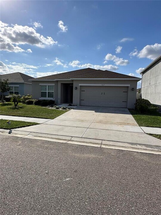 567 Meadow Bend Dr in Davenport, FL - Building Photo