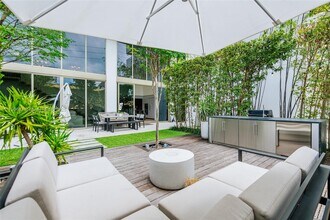 300 Collins Ave in Miami Beach, FL - Building Photo - Building Photo