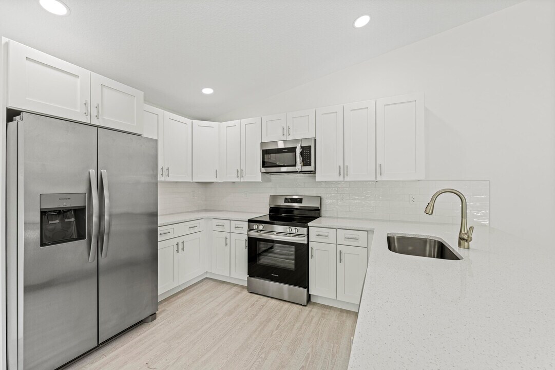 7401 Donlon Rd in Fort Pierce, FL - Building Photo