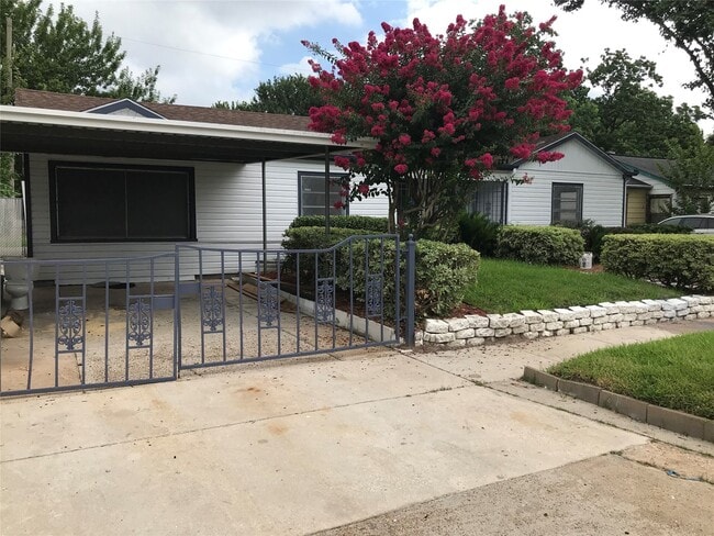 225 Lena Dr in Houston, TX - Building Photo - Building Photo