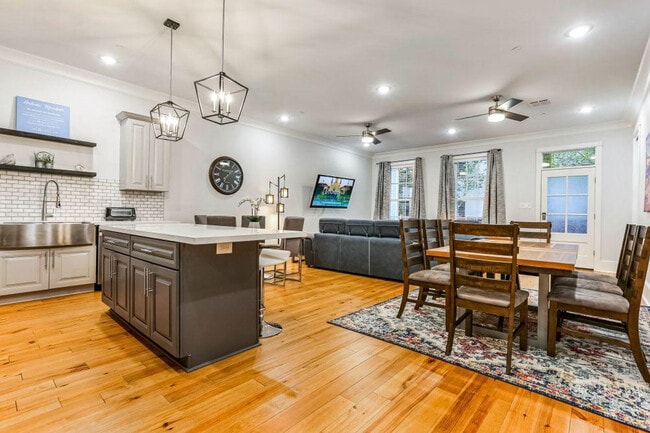 1233 St Charles Ave in New Orleans, LA - Building Photo - Building Photo