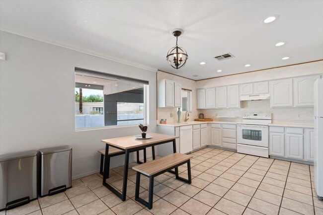 Manhatton in Tempe, AZ - Building Photo - Building Photo