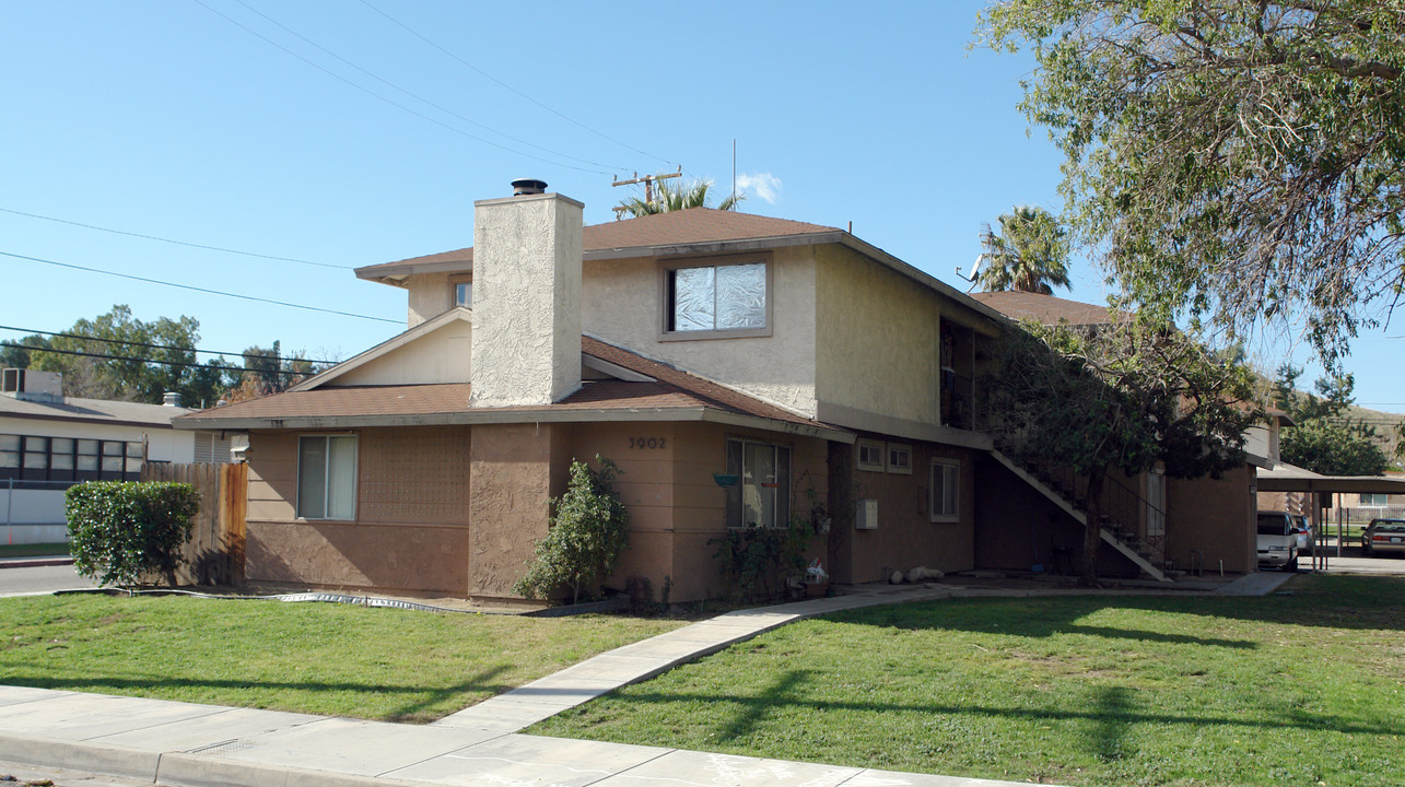 3902 Genevieve St in San Bernardino, CA - Foto de edificio