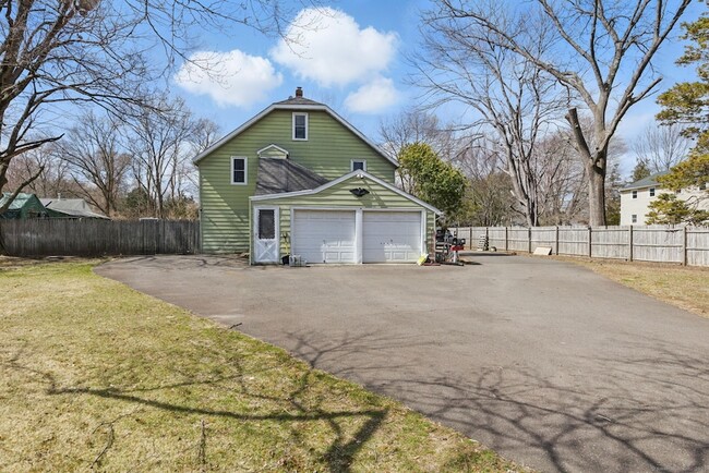 17 Lownds Dr, Unit 2 in Windsor Locks, CT - Building Photo - Building Photo