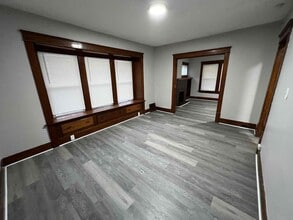 1027 Delia Ave in Akron, OH - Foto de edificio - Building Photo