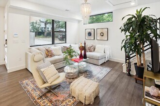 909 W Annie St in Austin, TX - Building Photo - Building Photo