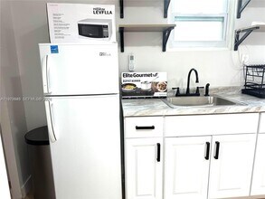 8235 SW 41st Terrace in Miami, FL - Building Photo - Building Photo