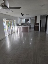8090 W 18th Ct in Hialeah, FL - Foto de edificio - Building Photo