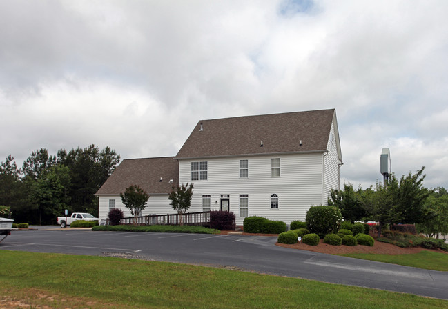 108 Enterprise Ct in Greenwood, SC - Foto de edificio - Building Photo