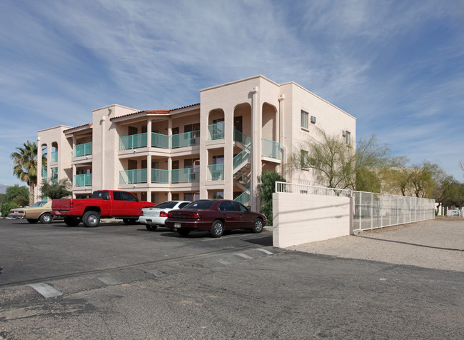 Drexel Plaza Apartments in Tucson, AZ - Foto de edificio - Building Photo