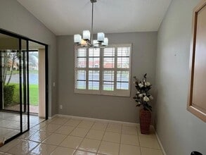 8300 Waterline Dr in Boynton Beach, FL - Foto de edificio - Building Photo